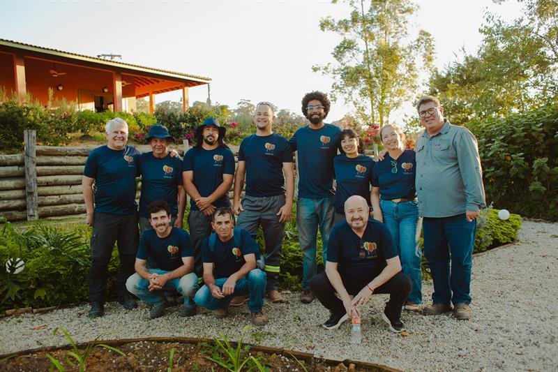 Equipe do Instituto Verdejar reunida no jardim da Fazenda Santa Helena